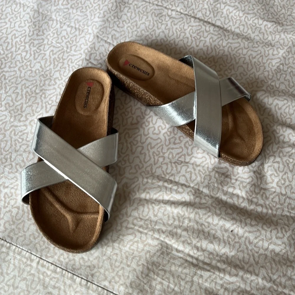 NWT Crewcuts girls silver metallic sandals that fits size 3